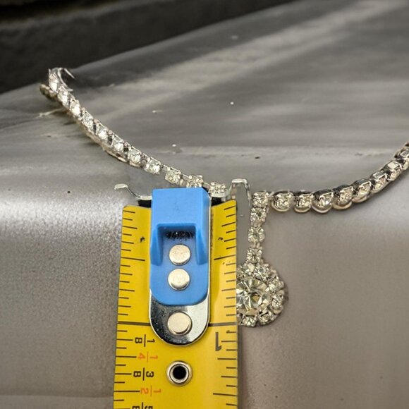 1950s Elegant Circular Rhinestone Drop Pendant Folded Clasp Necklace - Picture 4 of 5